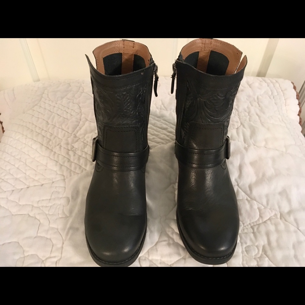Moto boot black leather w/floral embossed detail